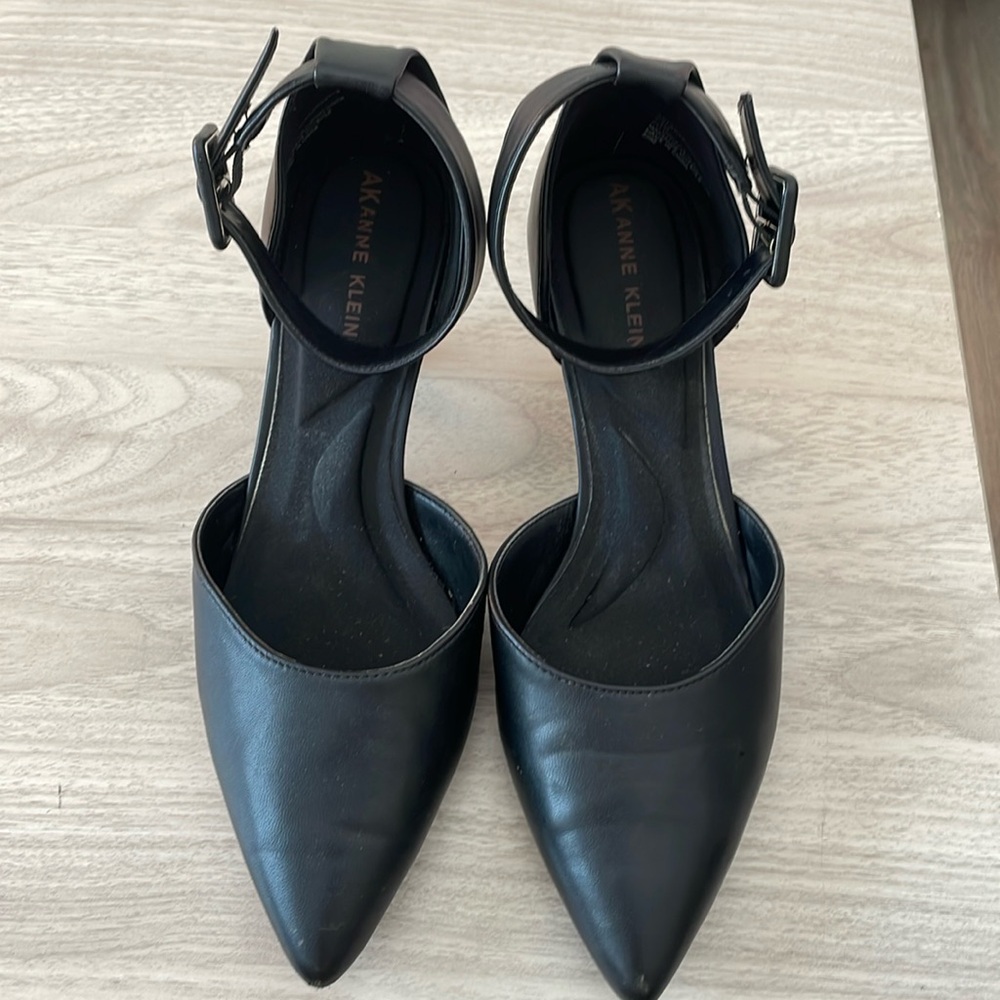 Size 7.5 Anne Klein iFlex heel. Slight scuffing on toes.